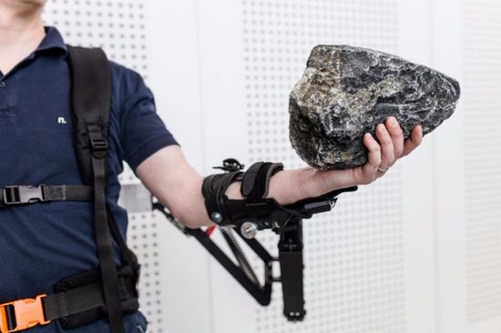 Robo-Mate robot frame helps lift 10 kg objects like 1 kg