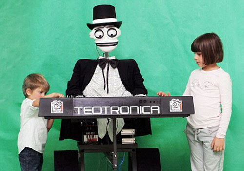 Robot 19 fingers playing the piano