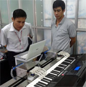Robot plays the organ guitar