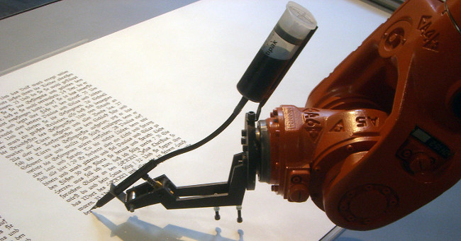 Robot writes the paper in a snap, causing the reporter to worry