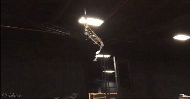 Robots that are more than two meters high swing the rope and aerobatics