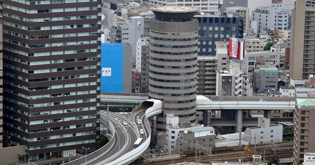 'Round eyes' with 'cross-bridge' in Japan