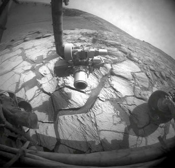 Russia and the United States cooperate to find water on Mars and the Moon