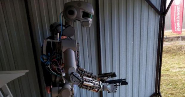 Russian robot learns how to shoot two hands before landing on the moon