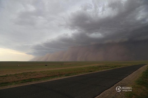 Sandstorm 100 meters high in Inner Mongolia