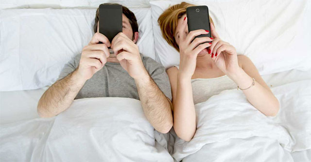 Science proves: The more public couples post photos, the easier it is ... to break the burden