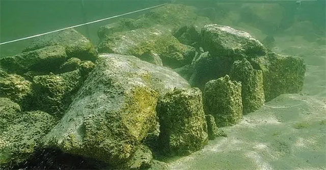Secret of Lake Constance: 'Aquarium' ghostly built by ... stone people?