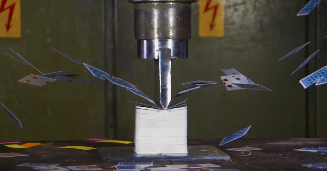 See 10 decks of torn cards scattered under the power of hydraulic compressors