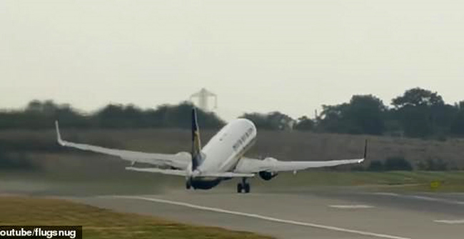 See the scene of Boeing 757 aircraft 'showdown' horizontal landing when there is a storm