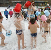 Seeing other people cold also reduces our temperature