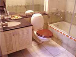 Self-cleaning bath
