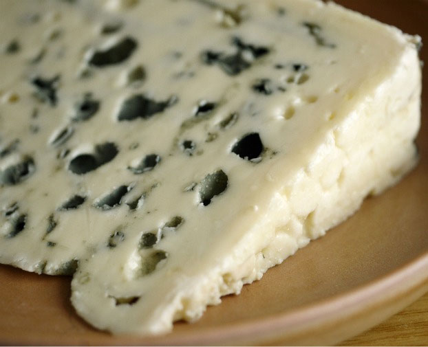 Self-cleaning plastic membrane inspired by cheese