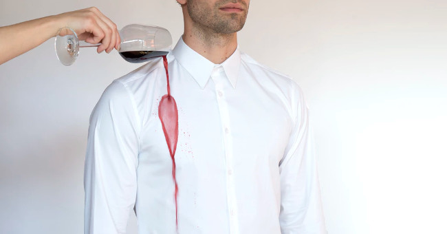 Self-cleaning shirt, which can repel stains and smells