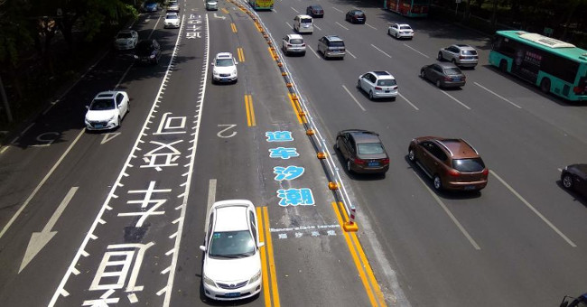 Self-moving divider for blocking traffic