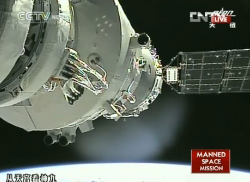 Shenzhou-9 manual coupling successful