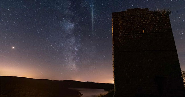Shimmering image of the largest Perseids meteor shower in 2018