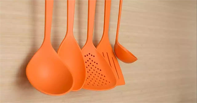 Should plastic kitchen utensils be used for cooking?