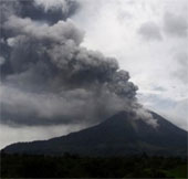Sinabung volcano in Indonesia again erupted violently