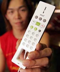 Skype allows simultaneous voice calls ... 100 people