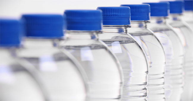 Smart plastic bottles change color when water expires