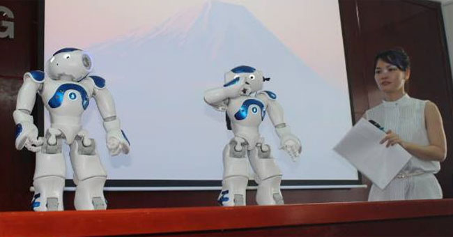 Smart robot teaches foreign languages to students in Dong Nai