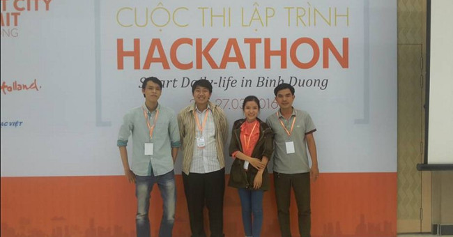 Smart trash 'know' full newspaper of Hoa Sen University students