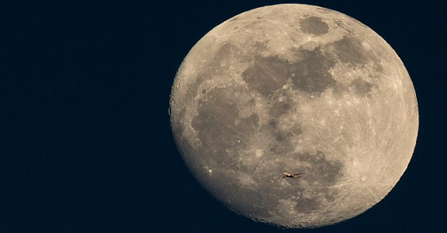 Space X selected 2 lucky citizens to travel the Moon in 2018