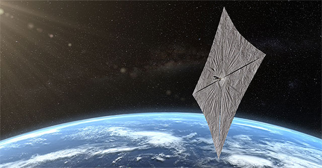 Spacecraft powered by solar power circulates the Earth