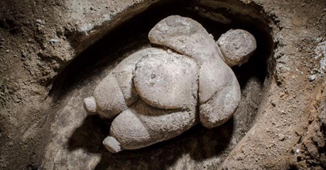 Statue of stout woman over 10,000 years old