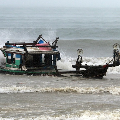 Storm has not arrived, Danang has suffered