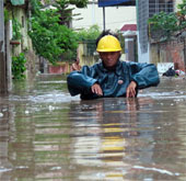 Storm No. 2 landed in the North East: break dike in Hai Phong