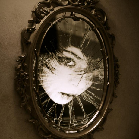Strange mysteries around the mirror
