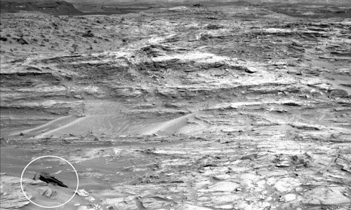 Strange object resembles a mysterious ship on Mars