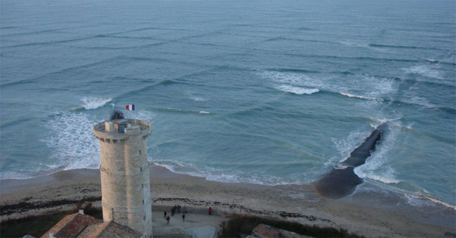 Strange phenomenon of 'grided sea' and an unbelievably simple answer!
