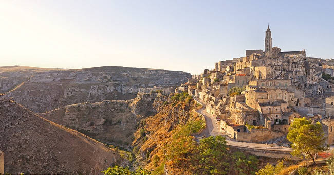 Strange residents live in the 9,000-year-old cave, no electricity and water!