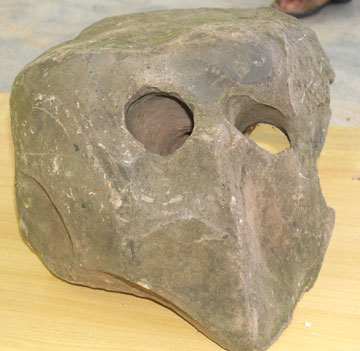 Strange rock blocks like human heads, solid-bodied fish