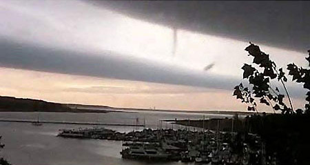 Strange thunderstorm in America