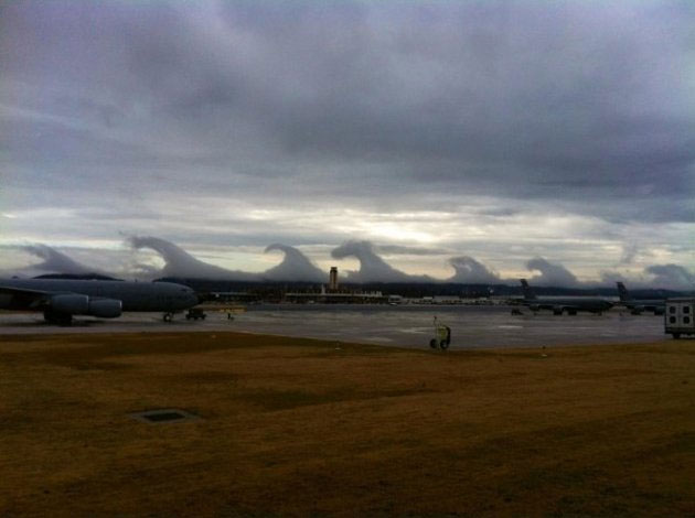 Strange tsunami clouds dancing in the sky