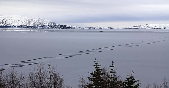Strange zigzag road on Iceland's largest ice lake