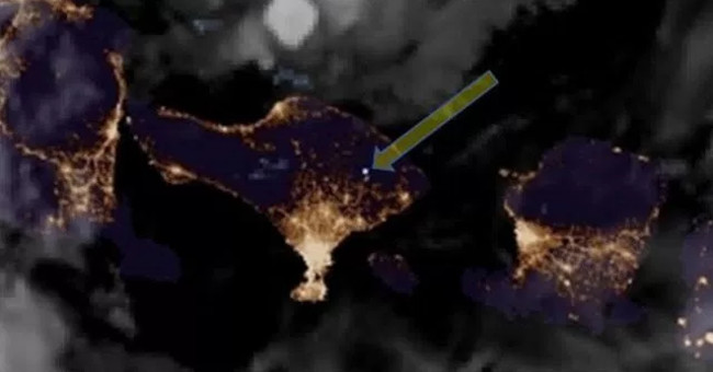 Streaks of light flashed over the erupting crater in Bali