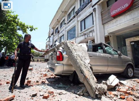 Strong earthquake shook Indonesia