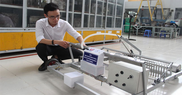 Students create voice sowing machines