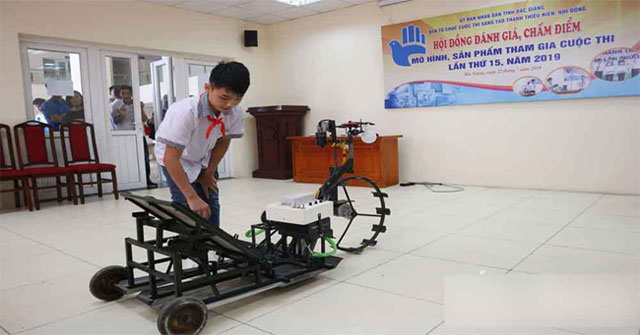 Students from the village school built a rice transplanting machine that surprised many people