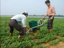 Students make fertilizer machines