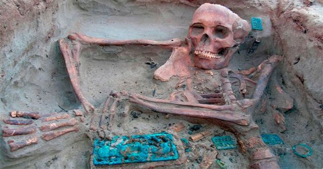 Stunned at the 'Atlantis Russia' sinking deep into the lake