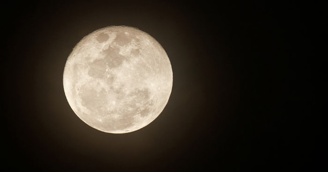 Suddenly discovered 2 young craters on the Moon