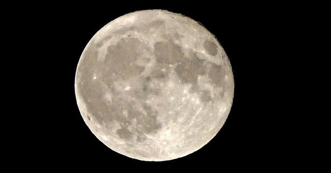 Super moon has just appeared in the sky of countries