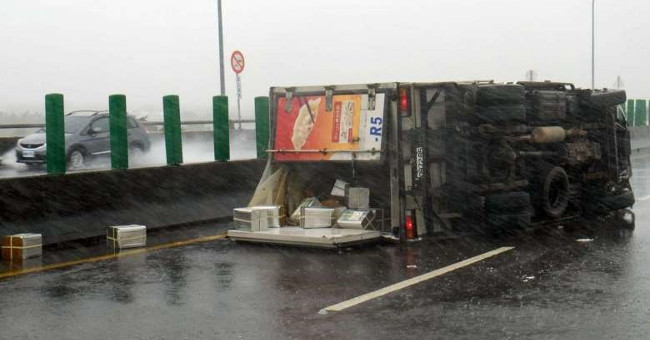 Super storm Meranti landed, Taiwan was deserted