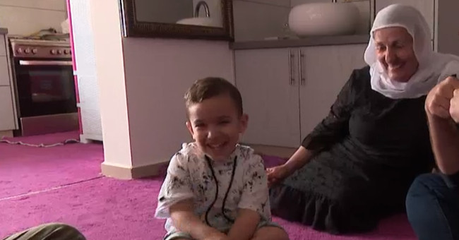 Surprised 3-year-old baby fluently speak English though never contacted