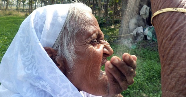 Surprised, she is nearly 80 years old and addicted to eating sand and gravel for 18 years
